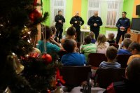 świąteczna wizyta policjantów w domu dziecka