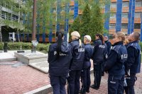 Zdjęcie  kolorowe. Przedstawiające policjantów przy Grobie Policjanta Polskiego.
