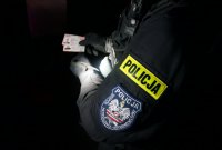Zdjęcie kolorowe. Przedstawiające policjanta referatu patrolowo interwencyjnego.