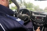 Zdjęcie kolorowe. Przedstawiające policjanta ruchu drogowego.
