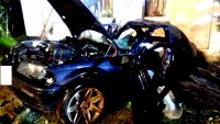 Zdjęcie kolorowe, przedstawiające uszkodzony samochód BMW