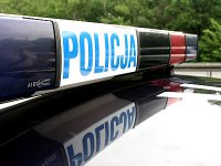 Zdjęcie kolorowe, przedstawiające radiowóz policyjny.