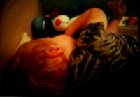 Zdjęcie kolorowe, przedstawiające dziecko wraz z sznupkiem.