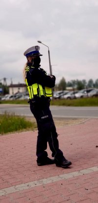 Zdjęcie kolorowe, przedstawiające policjantkę ruchu drogowego.