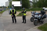 Zdjęcie kolorowe, przedstawiające policjantów pełniących służbę na motocyklach.