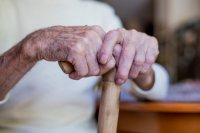 Zdjęcie kolorowe, przedstawiające ręce osoby w podeszłym wieku. Źródło internet.