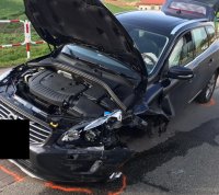 Zdjęcie kolorowe przedstawiające uszkodzony samochód.