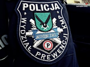 Zdjęcie przedstawiające naszywkę na mundurze policjanta.