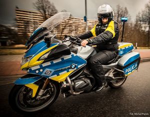 Zdjęcie przedstawiające policjanta na motocyklu.