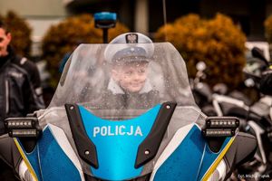 Zdjęcie przedstawiające dziecko na policyjnym motocyklu.