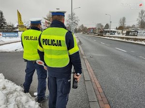 Zdjęcie policjantów ruchu drogowego.