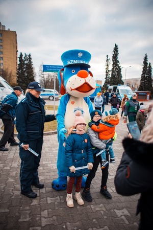 Zdjęcie przedstawiające Sznupka, policjantkę oraz dzieci.