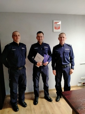 Zdjęcie przedstawiające Pana Komendanta, Zastępcę Naczelnika Wydziału Prewencji oraz Mateusza Przybył.