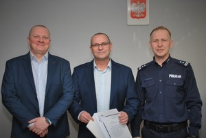 Zdjęcie przedstawiające Pana Komendanta, Pana Zastępcę Naczelnika oraz emeryta.