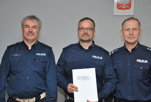 Zdjęcie przedstawiające Pana Komendanta, Naczelnika oraz policjanta.