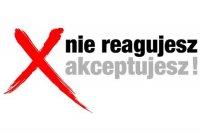 Zdjęcie plakatu z napisem &quot;Nie reagujesz - akceptujesz&quot;.