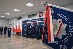 Zdjęcie przedstawiające Panów Komendantów Wojewódzkich oraz sztandar policyjny.