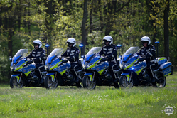 Zdjęcie policjantów na motorach.
